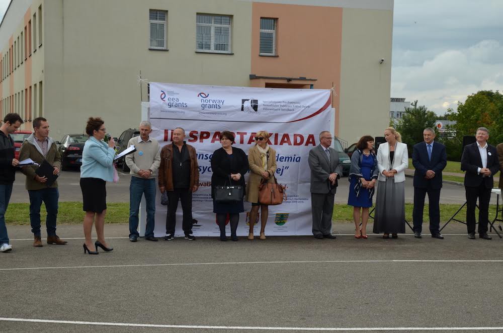 Przełamuje bariery i przeciwdziała izolacji