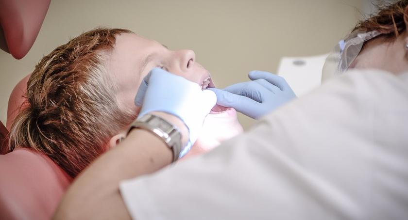 Pierwsza wizyta u dentysty- jak oswoić dziecko z gabinetem stomatologicznym.