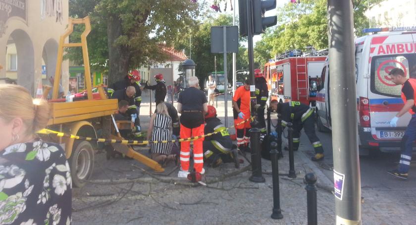 Dwaj mężczyźni trafili do szpitala. Są w stanie ciężkim po upadku z podnośnika
