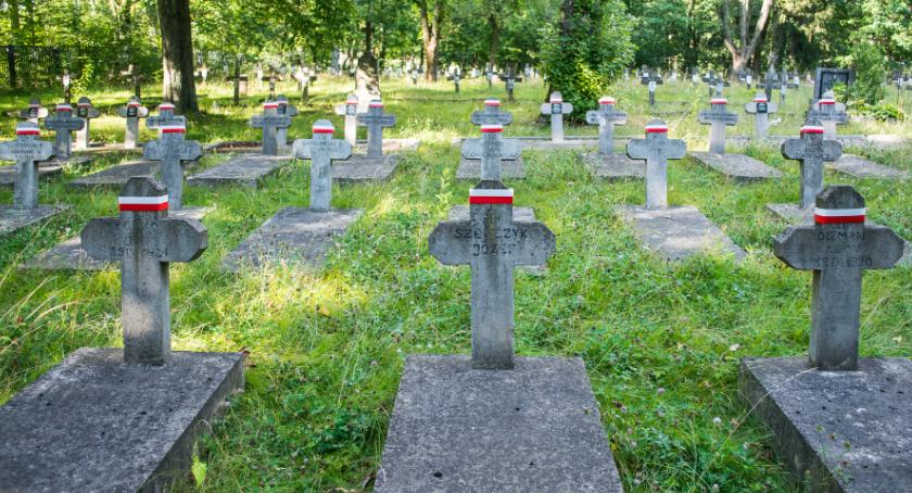 Groby żołnierzy zostały udekorowane. Pamiętajmy o naszych bohaterach