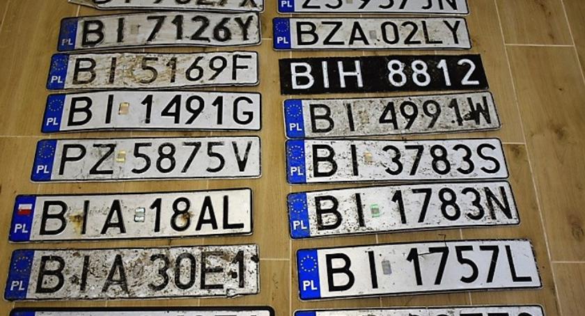 Po ostatniej powodzi Straż Miejska zbiera i oddaje zgubione tablice rejestracyjne