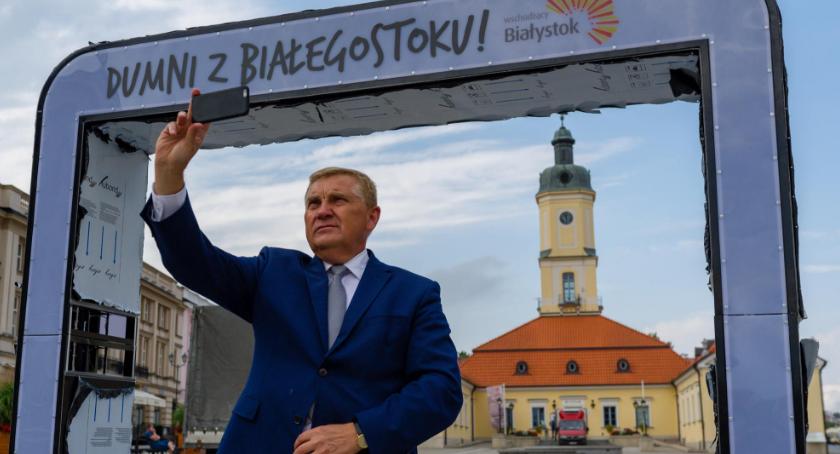 Gwiezdne Wrota z hasłem kampanii Truskolaskiego