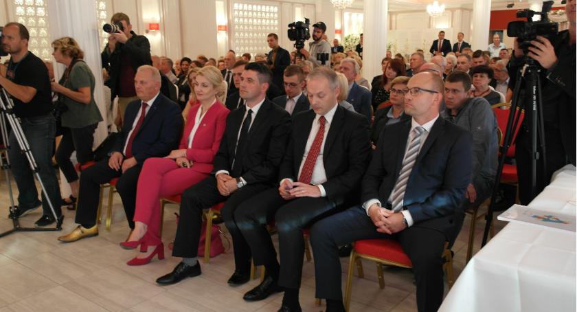 PiS przedstawił kandydatów do samorządu. W programie priorytetem jest gospodarka i społeczeństwo