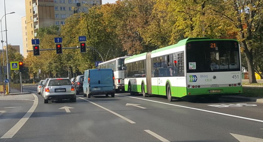 Kto wprowadził bezpłatną komunikację w mieście?