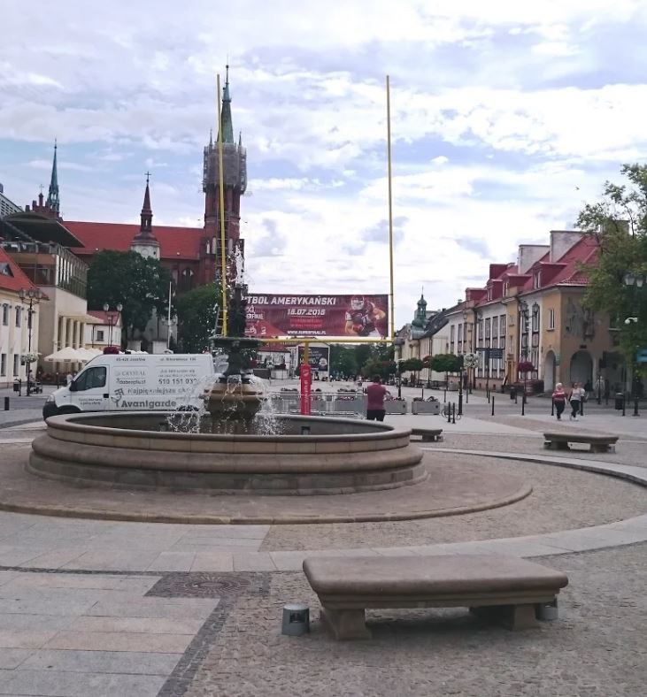 A cóż to takiego?! W sercu Białegostoku wyrosły futbolowe monumenty