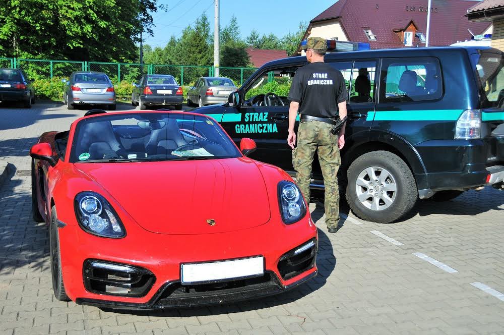 Uciekał kradzionym Porsche