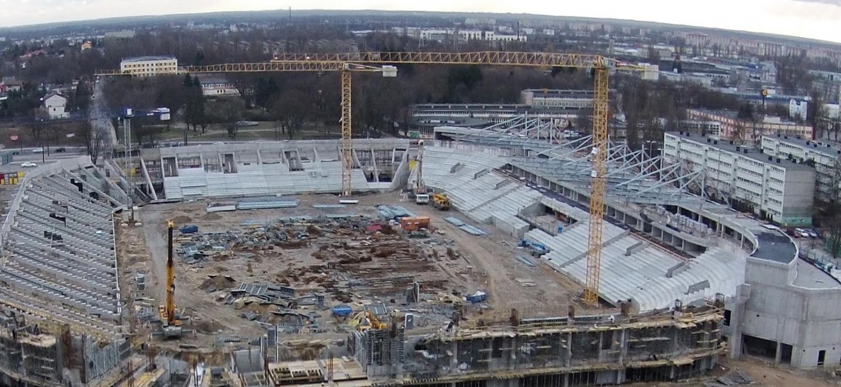 Trwa montaż konstrukcji stalowej dachu Stadionu Miejskiego w Łodzi