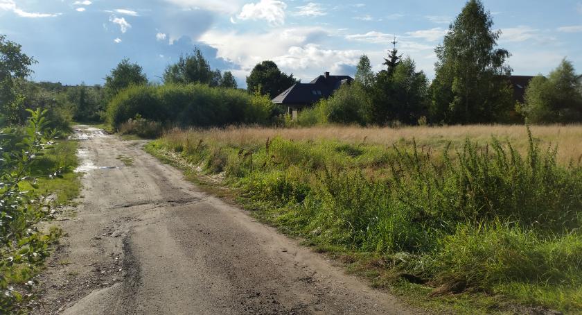 Na drogę dojazdową czekali i czekali. Nie doczekali się