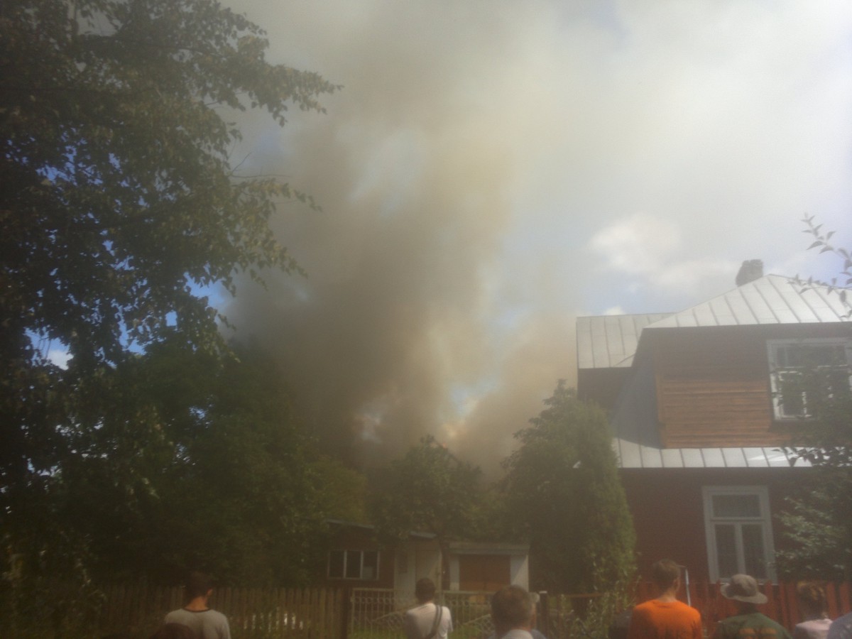Pożar w centrum Białegostoku - z ogniem walczy 9 zastępów strażaków