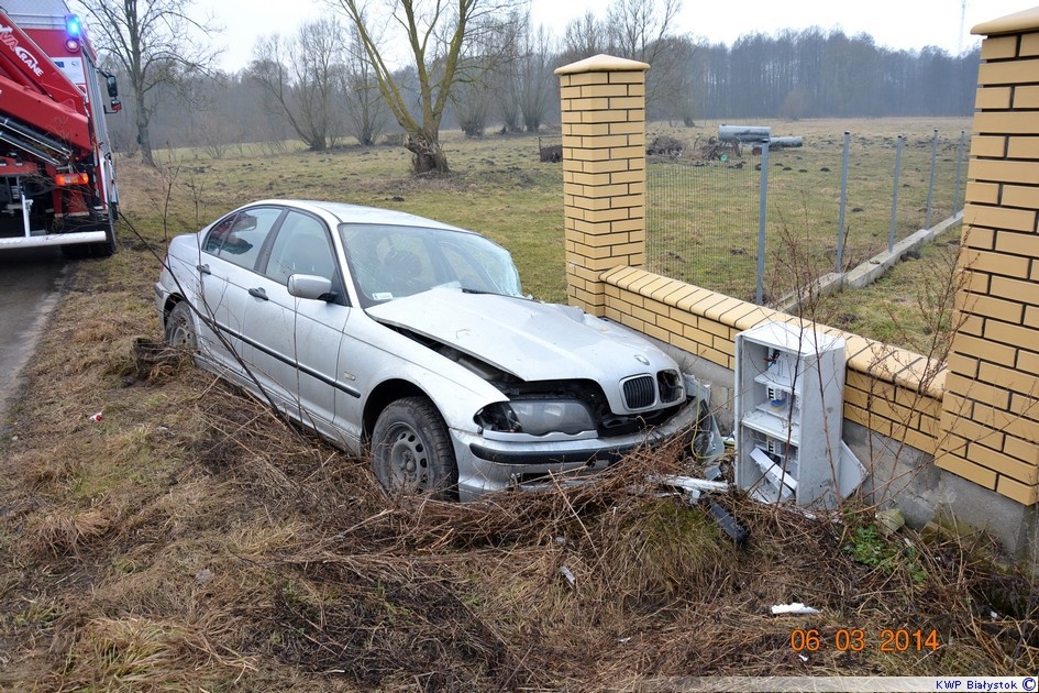 Zatrzymał się na ogrodzeniu 