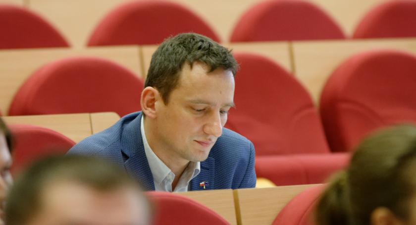 Radny Maciej Biernacki najpierw stracił partię, teraz pracę