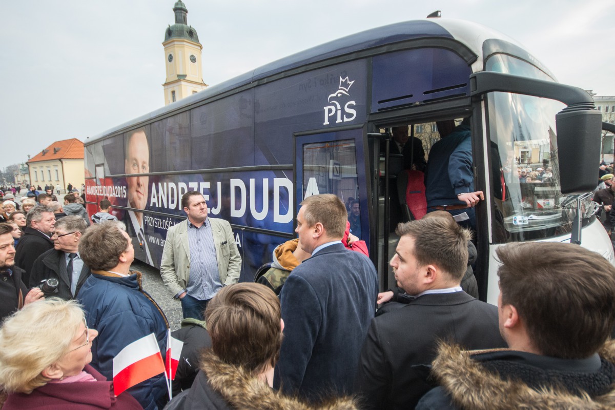 Pod prąd: PiS ma strategię. Jest pobożny. Na Platformę wystarczy.