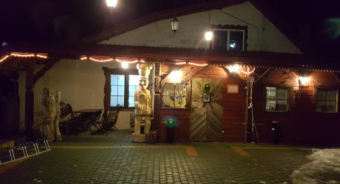 Kulinarny odjazd: Karczma za płotem ma placek a w nim… mienso!