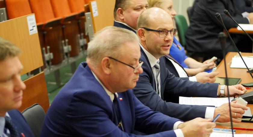 W porządku obrad widnieje punkt dotyczący rezygnacji Zarządu Województwa Podlaskiego