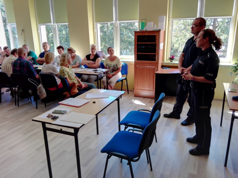 Policjanci spotykają się z nauczycielami