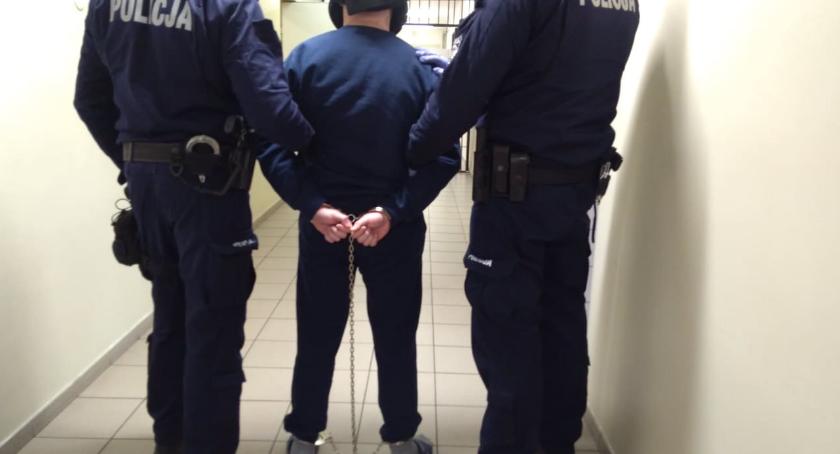 Atak nożownika pod Komendą Miejską Policji w Białymstoku. Są ranne dwie kobiety