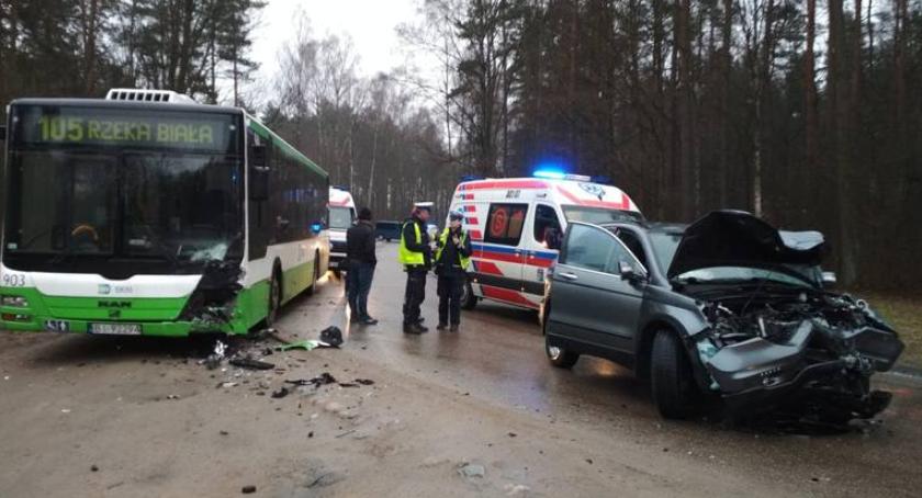 Grabówka: zderzenie samochodu osobowego z autobusem BKM