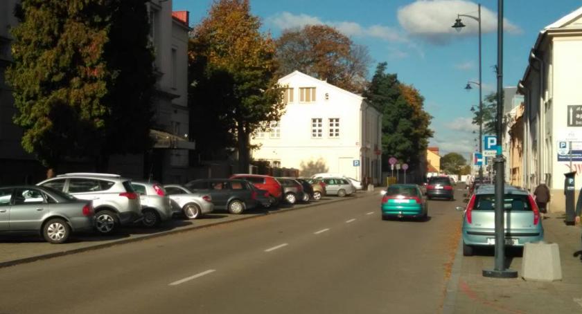 Na Warszawskiej osoby niepełnosprawne nie mają jak zaparkować