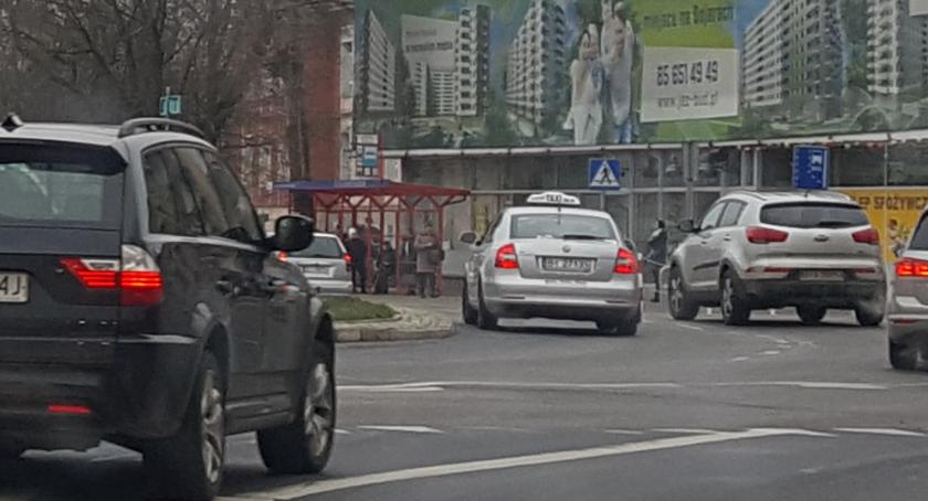 Seniorzy pojeżdżą za darmo taksówkami po mieście? Prezydent nie mówi – nie!