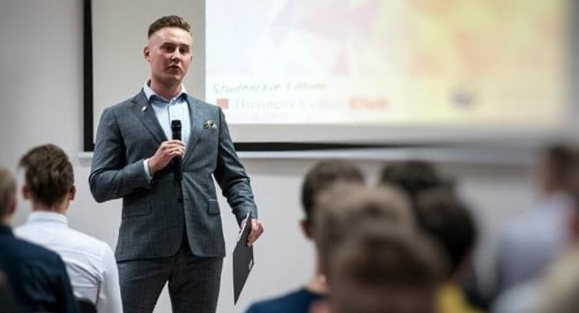 Toastmasters. Mają odwagę publicznie przemawiać, zapraszają na spotkanie demo