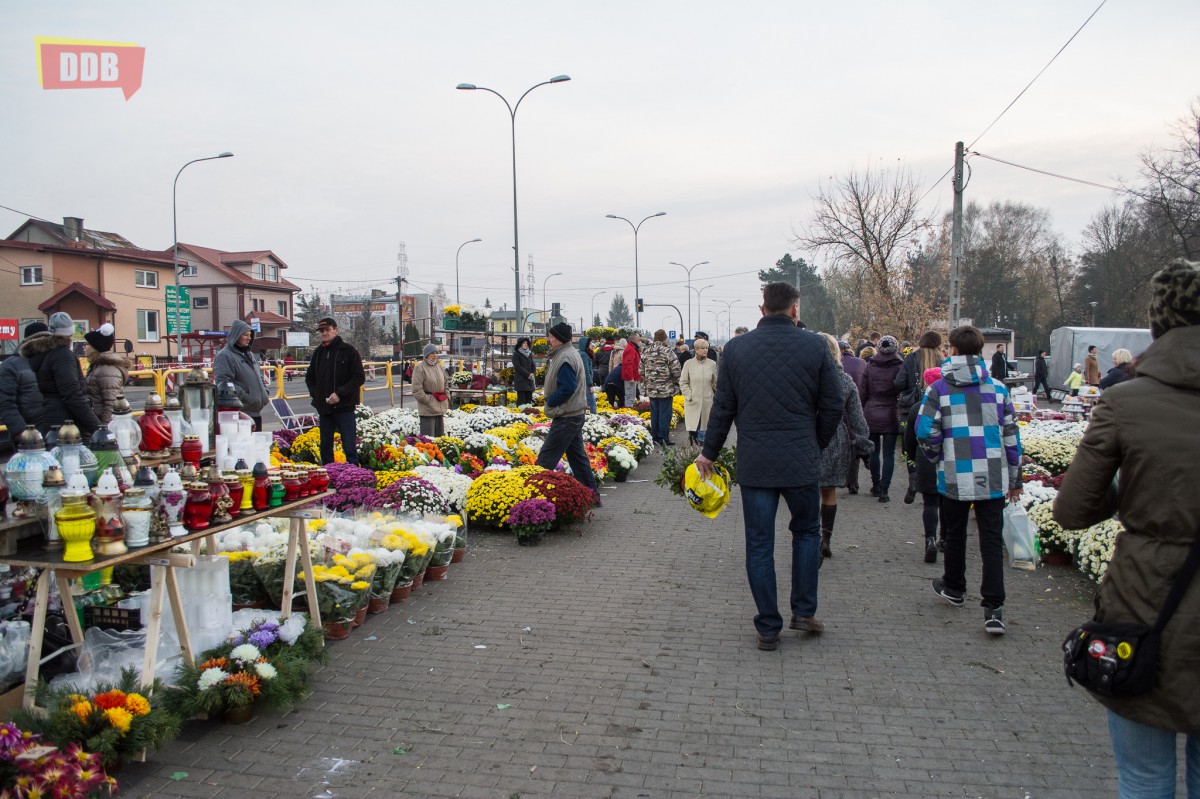 W autobusach tłok, na cmentarzach spokojnie