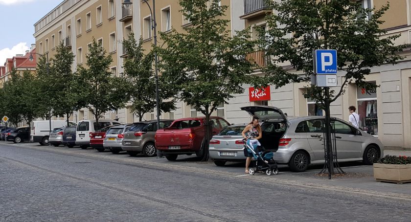 Nie zapłaciłeś 50 zł opłaty dodatkowej za parkowanie? Urząd teraz będzie ścigał dłużej
