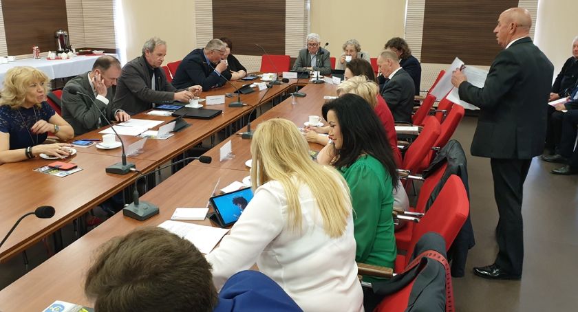Powiat Białostocki przeciwny edukacji gender i karcie LGBT