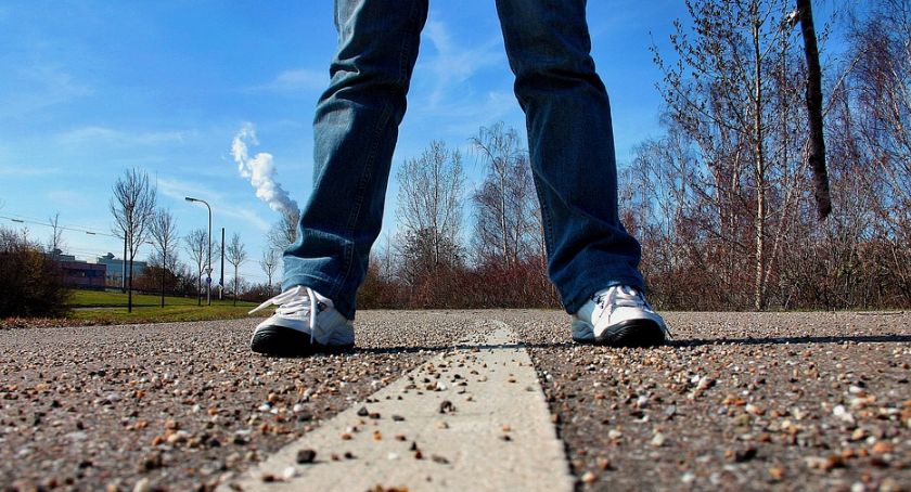Chodząc pieszo dbaj o swoje bezpieczeństwo. Ubezpieczyciel z pewnością przeanalizuje Twoje zachowanie