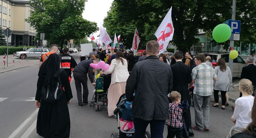 OMZRiK znów pomawia – tym razem rodziny z dziećmi okazały się być faszystami i rasistami