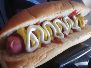 Żarł hotdogi i się oświadczył