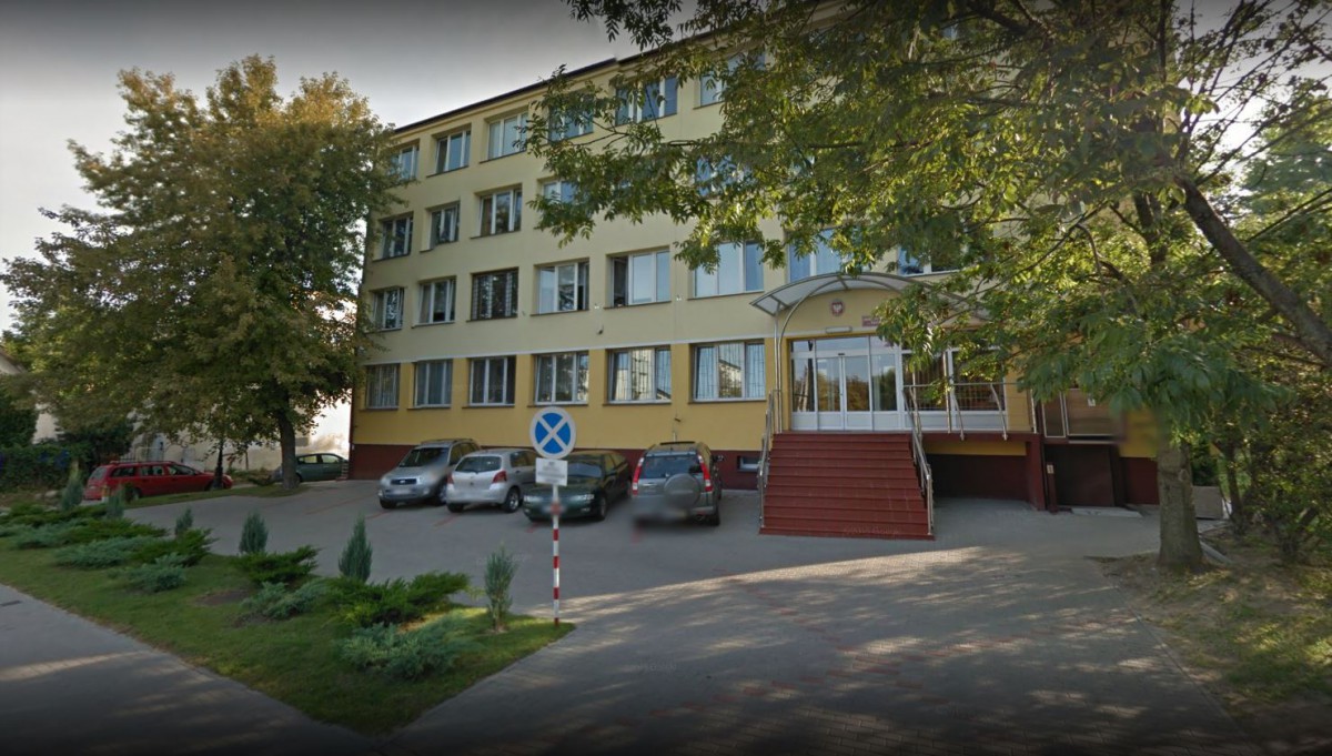 Ma postawionych ponad 400 zarzutów korupcyjnych i pracuje w szkole z niepełnosprawnymi dziećmi