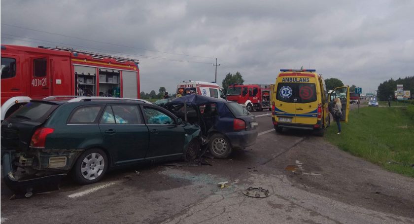 Przed wjazdem do Augustowa zderzyły się trzy auta. Kierowcy trafili do szpitala
