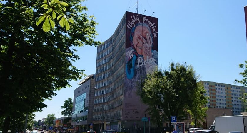 Babcia Gienia na muralu. Czeka na pocztówkę!