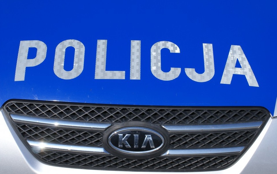 Policjanci wydostali dziecko zatrzaśnięte w samochodzie