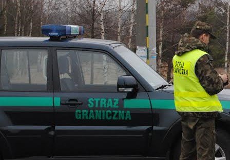 Nie zatrzymali się do kontroli. Próbowali uciec, a przez okno wyrzucali pakunki
