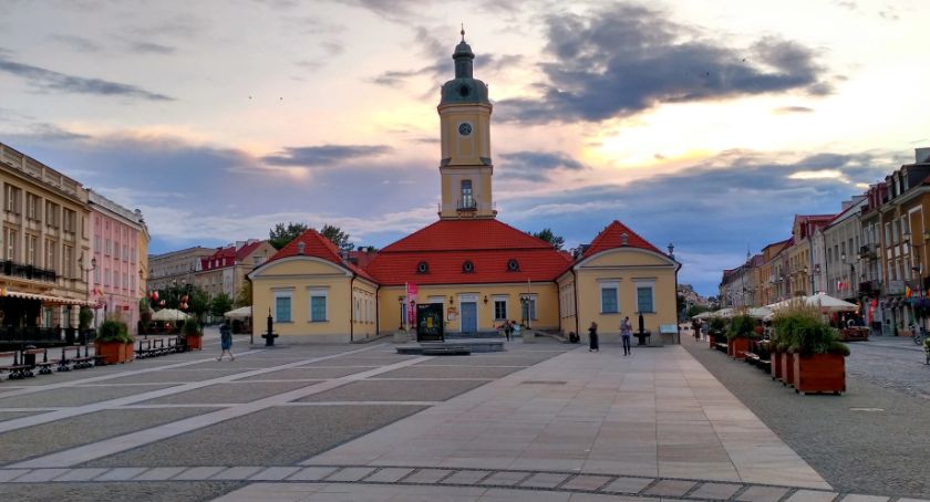 Plenerowa wystawa pod Ratuszem o mieszkańcach miasta, choć z innych stron