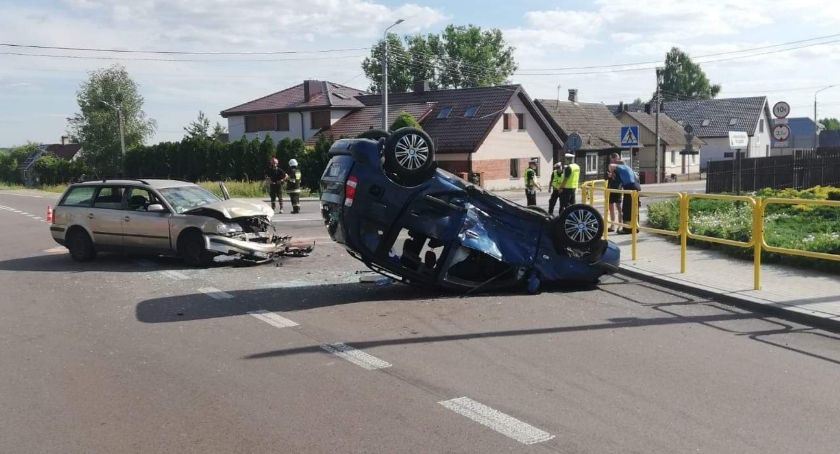 Kierowcy i dwóch pasażerów trafiło do szpitala. Droga do Moniek była zablokowana przez kilka godzin