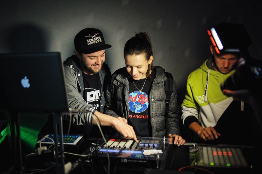 Muzyczna strona miasta: W rytmie bitów – Red Bull Szkoła Dźwięku!