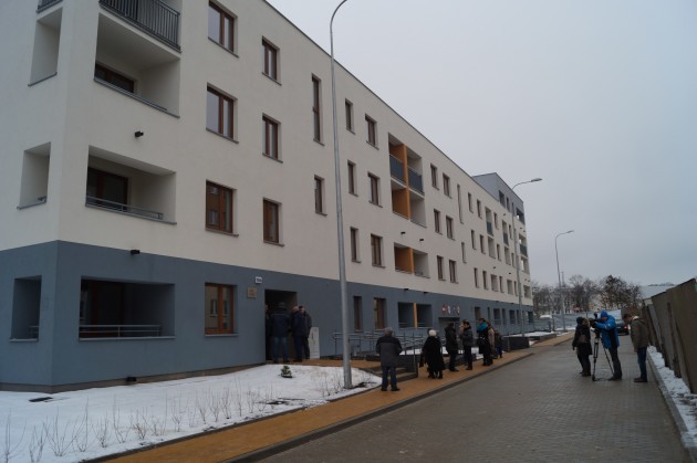 Pewnego ranka patrzę za okno, a tam stawiają płot