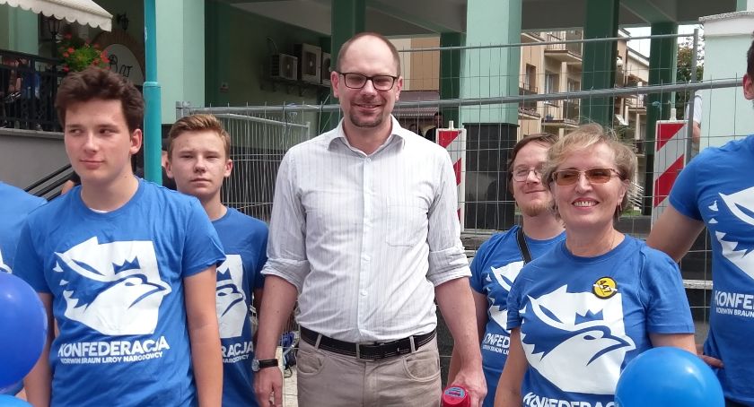 Ile razy dziennie słyszysz, że jesteś śmieciem? KORWiN: Potrzebna jest dyskusja, a nie pięści