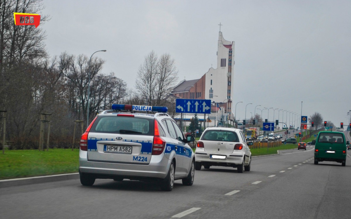 Policyjny radiowóz dachował