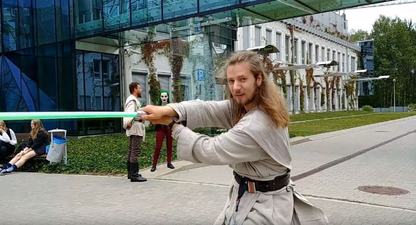 Qui-Gon Jinn kręcił się po kampusie uniwersyteckim