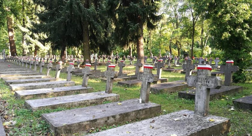 Na cmentarzu wojskowym znów jest biało-czerwono