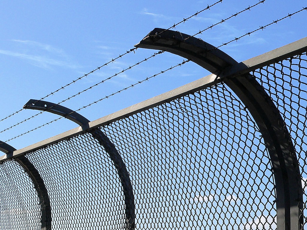 Amatorzy tekstyliów i gumy do żucia w rękach policjantów