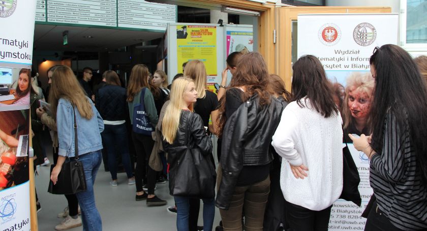 Tłumy kandydatów na studentów zapoznają się z ofertami uczelni wyższych