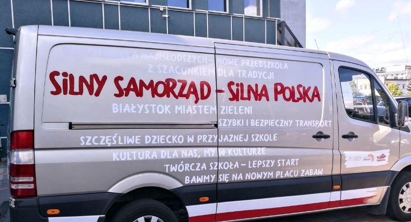 Miasto zarzucone bannerami. Po co
