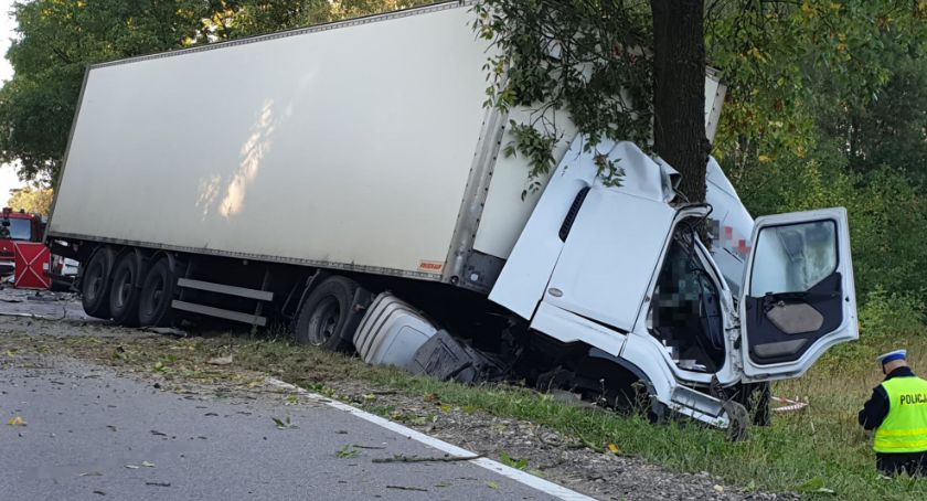 W Proniewiczach zderzył się bus z ciężarówką. Obydwaj kierowcy nie żyją