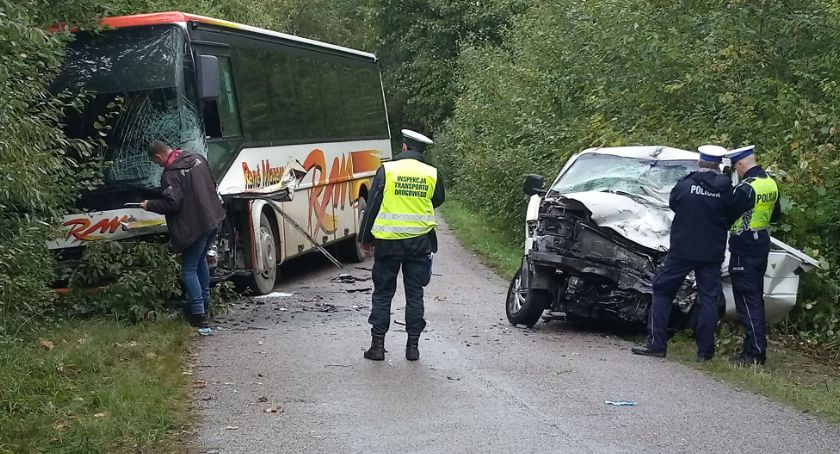 Niedaleko Jeżewa szkolny autobus zderzył się z transporterem