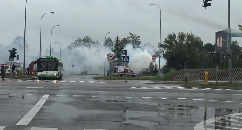 Na Zielonych Wzgórzach płonie pustostan. Pożar objął cały budynek