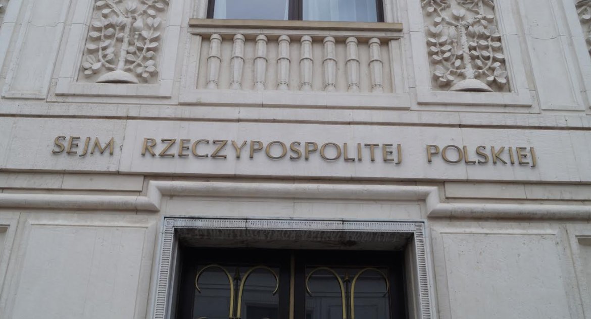 Ile zarabia poseł?